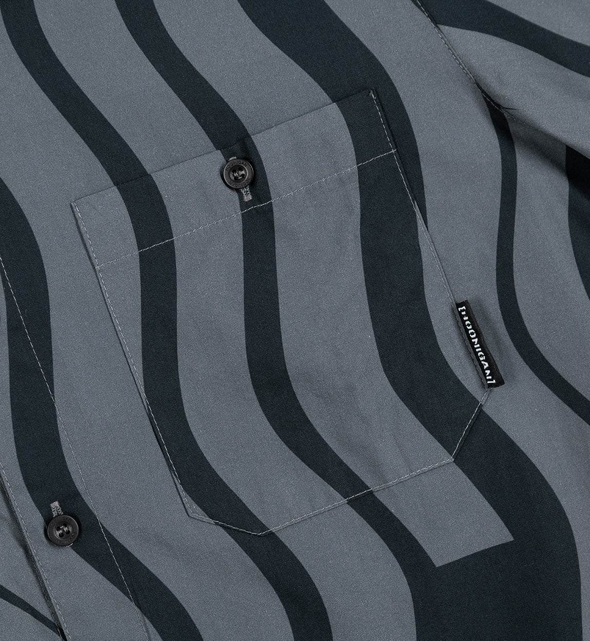 Hoonigan ESSES woven short sleeve button-up shirt in black and gray with a casual, stylish design.